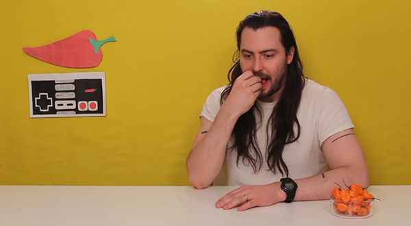 なにやってんだ ロックミュージシャンのアンドリューw K 世界一辛い唐辛子を食べてブロック崩しアプリをレビューｗｗｗｗｗ オレ的ゲーム速報 刃