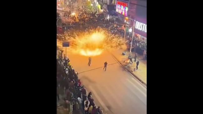 溶けた鉄 打鉄花 祭り 観客 中国 花火 に関連した画像-02