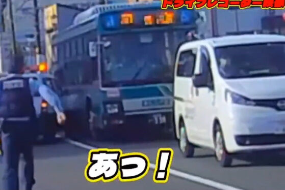 警察官 事故 ドライブレコーダー サイドブレーキ バス 衝突 ドライブ パーキングに関連した画像-07