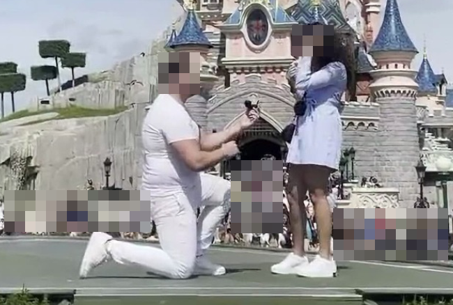 動画 ディズニーランドにて 彼氏が 俺と結婚してください と彼女にプロポーズ 結果ｗｗｗｗｗｗ オレ的ゲーム速報 刃