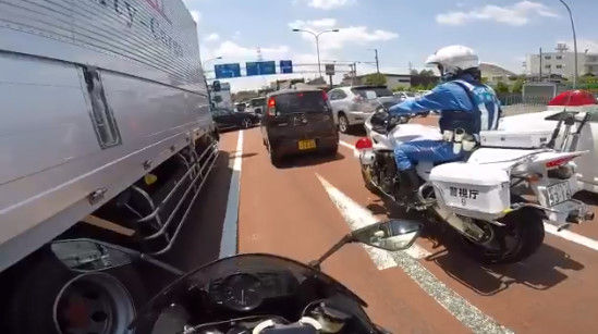 バイクで車をすり抜けながら走ってたら白バイに遭遇して睨まれたwwww 炎上 車にとって迷惑だからやめろ 警察仕事しろ 別に問題ないだろ オレ的ゲーム速報 刃 バイクで車をすり抜けながら走ってたら白バイに遭遇して睨まれたwwww 炎上 車にとって迷惑だからやめろ 警察仕事しろ 別に問題ないだろ オレ的ゲーム速報 刃