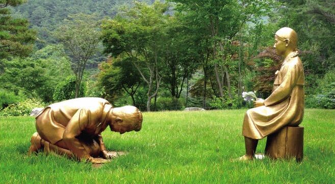 韓国 慰安婦 謝罪する安倍像 植物園 韓国外務省に関連した画像-01