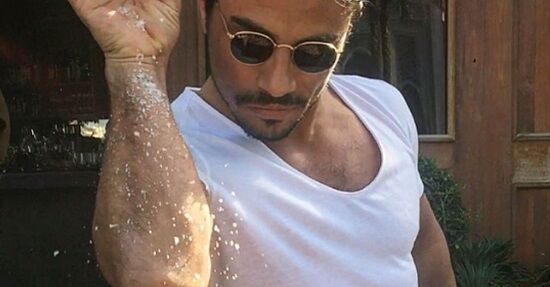 ソルトベイ　塩ファサーおじさん　肉　アルゼンチン　W杯　サッカー　トロフィー　メッシ　ヌスレット・ギョクチェ　FIFA　Nusr-Etに関連した画像-01