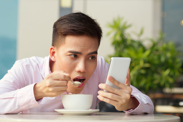 ながら食い　スマホ　イヤホン　飲食店　マナー　賛否両論に関連した画像-01