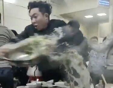 大乱闘 中国 犬の肉 レストラン 喧嘩 混乱 大暴れに関連した画像-02