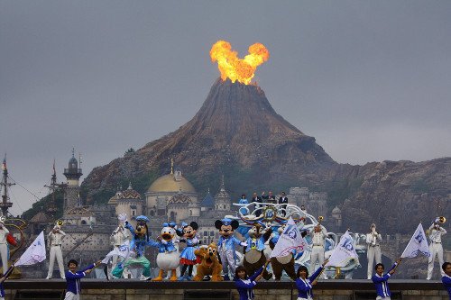 奇跡の画像 東京ディズニーシーの開園15周年セレモニーで 火山から噴射された炎がミッキーマウスになる オレ的ゲーム速報 刃