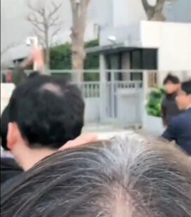 立花孝志 N党 襲撃 ナタ 殺人未遂 財務省解体デモ 流血 握手 映像 瞬間に関連した画像-06