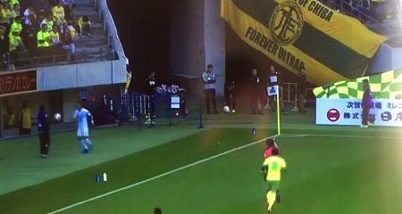 サッカー Jリーグで選手がボールボーイをど突いてレッドカードを貰い一発退場 なにやってんだよ オレ的ゲーム速報 刃