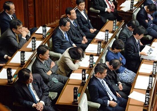 議員　国会　土曜審議　ふらふら　寝不足　審議　に関連した画像-01