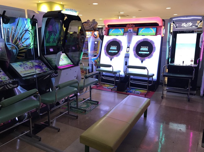とあるゲーセン店員さん 音ゲーの前にとんでもない物を設置してしまうwwwww オレ的ゲーム速報 刃 とあるゲーセン店員さん 音ゲーの前にとんでもない物を設置してしまうwwwww オレ的ゲーム速報 刃