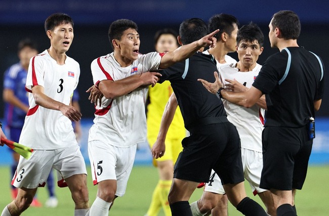 サッカー北朝鮮代表、日本人スタッフを殴ろうとするなど民度がガチのゴミカスで話題に