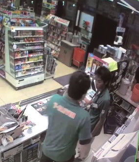 コンビニ店員が仕事中に暴行された動画が内部告発 お客さんいなけりゃどうなってたんだコレ オレ的ゲーム速報 刃