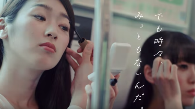 女性 電車 化粧 転倒 逃走に関連した画像-01