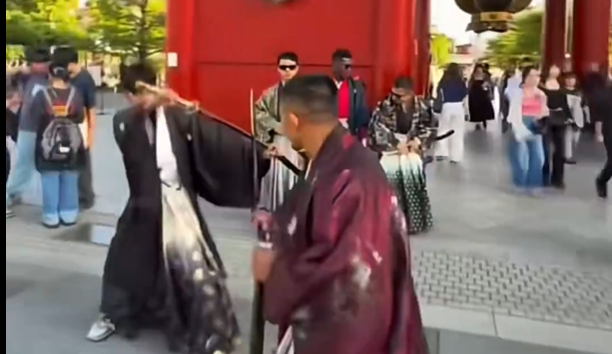 外国人集団、浅草寺にて観光客多数の中チャンバラする動画を投稿→批判殺到へのサムネイル