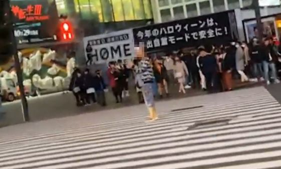 42歳　ユーチューバー　スクランブル交差点　迷惑行為　寝そべる　立ち止まる　書類送検に関連した画像-01