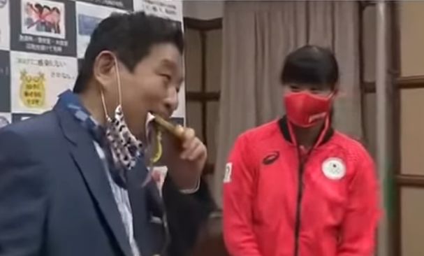 名古屋 名古屋市長 河村たかし 女子ソフト 金メダル かじる 炎上に関連した画像-01