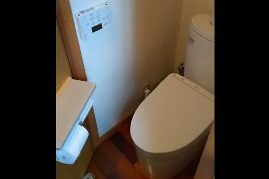 トイレ　狭い　ドア　2つ　機能　天才に関連した画像-01