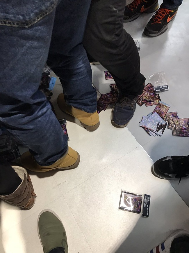 ポケモン サン ムーン のヒロイン リーリエの新商品が発売 ポケモンセンターにオタが殺到し大荒れ 怒号が飛び交い床に落ちた商品を踏みつける オレ的ゲーム速報 刃 ポケモン サン ムーン のヒロイン リーリエの新商品が発売 ポケモンセンターにオタが殺到し大荒れ 怒号が飛び交い床に落ちた商品を踏みつける オレ的ゲーム速報 刃