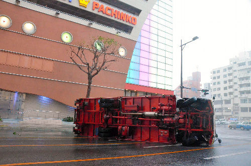 台風17号やべえ 車が次々と吹っ飛ばされてる オレ的ゲーム速報 刃