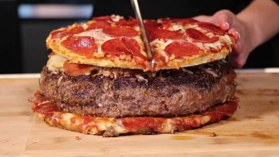 閲覧注意 アメリカ人がピザで肉をはさんだ狂気の巨大ハンバーガーを発明 カロリー なんと8 444kcalwwwww オレ的ゲーム速報 刃 閲覧注意 アメリカ人がピザで肉をはさんだ狂気の巨大ハンバーガーを発明 カロリー なんと8 444kcalwwwww オレ的ゲーム速報 刃