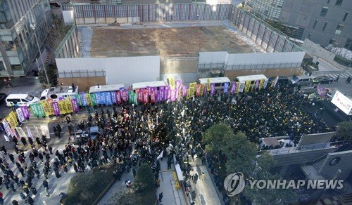 韓国 日本製品 不買 ビール ポカリスエット デモ 日本大使館 空き地に関連した画像-04