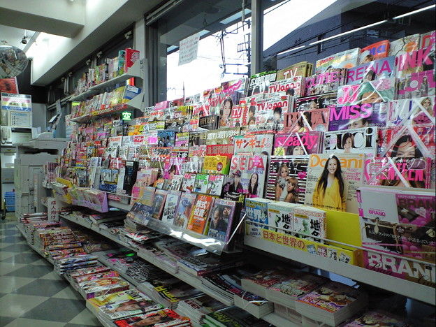 出版業界ヤベェ コンビニで雑誌が売れないの助けて 客引き効果の役目も終えつつある W オレ的ゲーム速報 刃