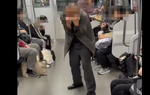 電車　待機モーション　トラブル　ピーカブースタイル　不審者に関連した画像-01