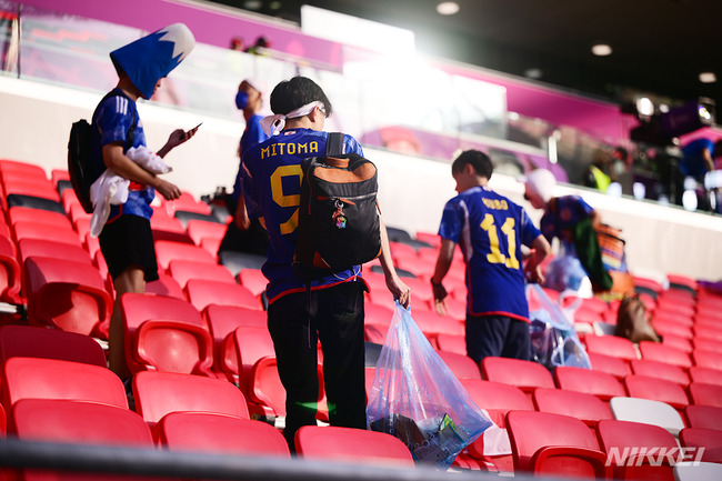 ワールドカップ W杯 サッカー 日本代表 サポーター 日本人 コスタリカ戦 敗北 試合後 ゴミ拾い 世界 感動に関連した画像-01