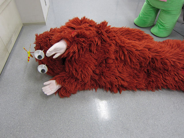 悲報 ガチャピン ムックさん本人を床に寝かせ モップ代わりにして床掃除をする やっぱり緑は畜生ですぞ オレ的ゲーム速報 刃 悲報 ガチャピン ムックさん本人を床に寝かせ モップ代わりにして床掃除をする やっぱり緑は畜生ですぞ オレ的ゲーム速報 刃