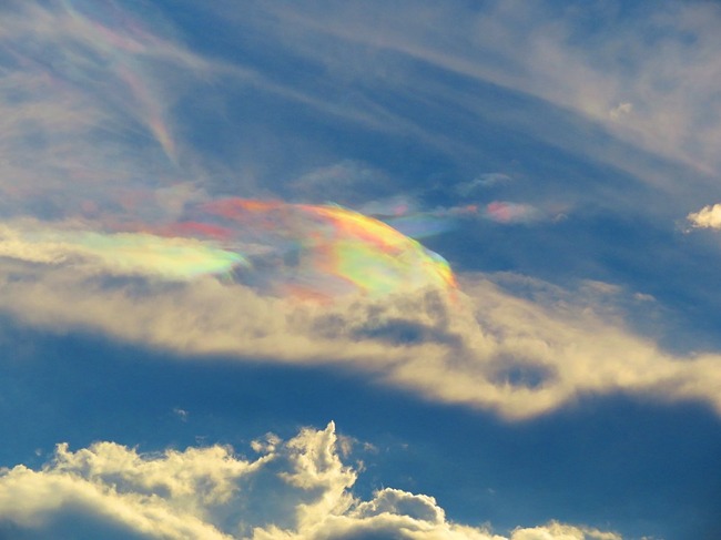 沖縄県で激写された 彩雲 が幻想的すぎてヤバイ しかし 地震の前兆では と心配する声も オレ的ゲーム速報 刃 沖縄県で激写された 彩雲 が幻想的すぎてヤバイ しかし 地震の前兆では と心配する声も オレ的ゲーム速報 刃