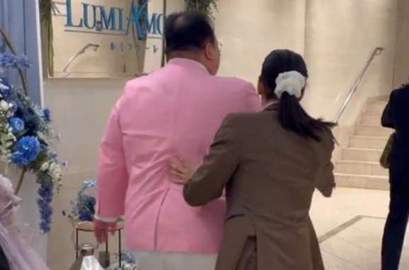 シュシュ女　炎上　結婚式　お見送り　芸人　真似に関連した画像-01