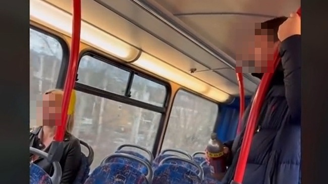 空席　バス　車内　男性　トナラー　女性に関連した画像-01