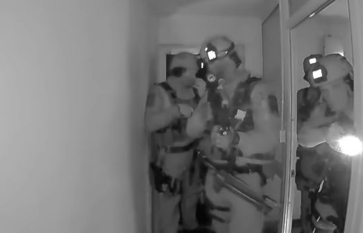 複数　武装　警官　自宅　突入　住所　間違いに関連した画像-01