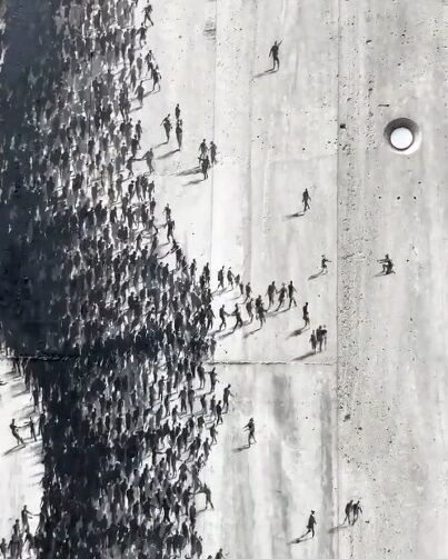 スペイン 病院 壁 ひび割れ アート 群衆 ソーシャル・ディスタンシングに関連した画像-04