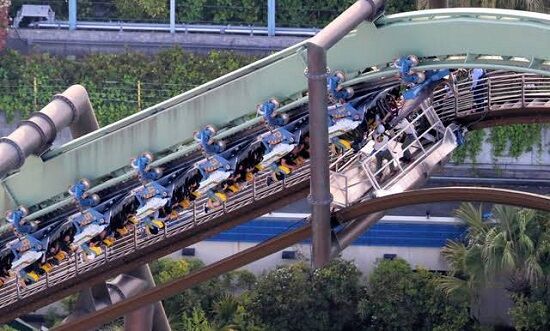 USJ ジェットコースター フライングダイナソー 緊急停止 宙吊り 乗客 非常階段 安全装置 上下逆さに関連した画像-02