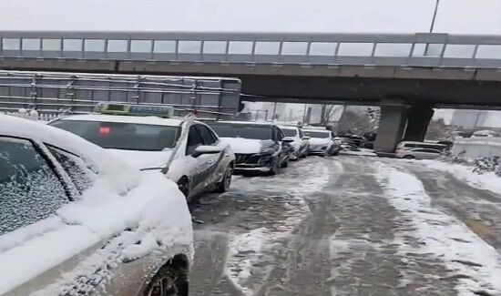 バッテリー交換所　EV　大雪　冬　長蛇の列　ガソリン　ハイブリッド　に関連した画像-01