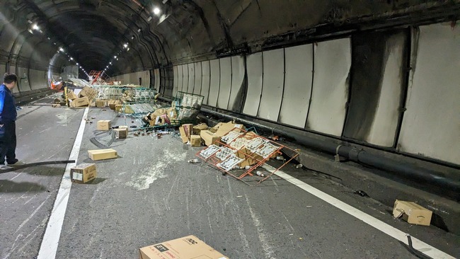 Amazon ブラックフライデー 荷物 トラック 事故 名古屋方面 配達員 ドライバー 保険 セール 箱 散乱 運送会社 過労 多忙に関連した画像-02