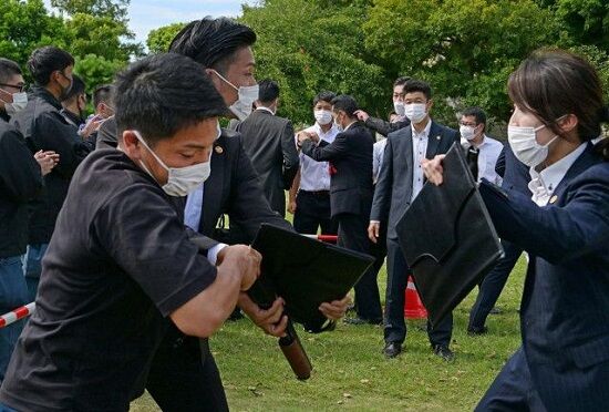 兵庫県警　要人警護　訓練　安倍元首相銃撃　奈良県警　山上容疑者　叫ぶ　防弾パネル　護衛に関連した画像-01