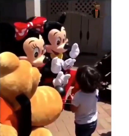 ディズニーで聴覚障害の子にミッキーとミニーが神対応 夢に不可能は無い と大絶賛 オレ的ゲーム速報 刃 ディズニーで聴覚障害の子にミッキーとミニーが神対応 夢に不可能は無い と大絶賛 オレ的ゲーム速報 刃