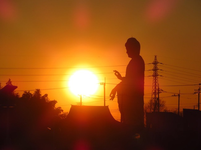 すげえ 大仏様が手からなんか 波 的なものを放つ瞬間が写真に収められるｗｗｗｗｗｗｗ オレ的ゲーム速報 刃