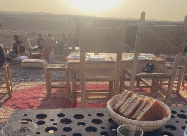 女性 モロッコ アガファイ砂漠 レストラン 皿 リラックマ ローソンに関連した画像-01