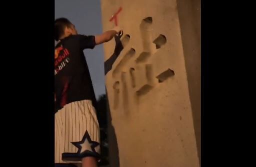 靖国神社 ラクガキ 落書き 立ちション トイレ 中国人 反日 動画 鉄頭 逮捕に関連した画像-01