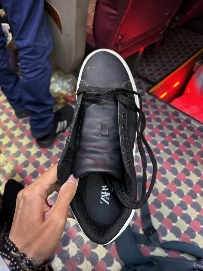 男性 旅人 イラン 夜行バス 靴紐 イタズラ 靴 現金 隠すに関連した画像-02