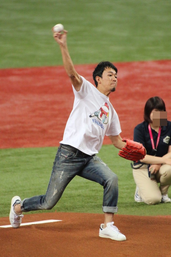 目が死んでる ファンキー加藤さん 不倫が発覚したその日に始球式に登場して大観衆から失笑とヤジの嵐 いいぞ ヤリ ンー オレ的ゲーム速報 刃 目が死んでる ファンキー加藤さん 不倫が発覚したその日に始球式に登場して大観衆から失笑とヤジの嵐 いいぞ ヤリ ンー オレ的ゲーム速報 刃