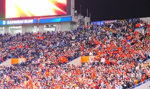 ベトナムサポーター　サッカー　声援　応援に関連した画像-01