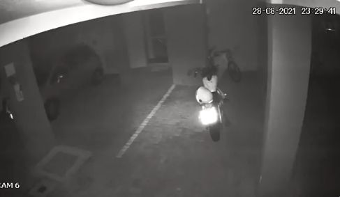 夜中 駐車場 人感センサー 防犯カメラ バイク 心霊現象に関連した画像-01