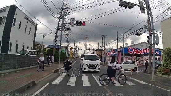 クラクションを鳴らしながら赤信号を無視して突っ込んでくる車がヤバすぎる 学生たちを轢きかけあわや大事故に オレ的ゲーム速報 刃 クラクションを鳴らしながら赤信号を無視して突っ込んでくる車がヤバすぎる 学生たちを轢きかけあわや大事故に オレ的ゲーム速報 刃
