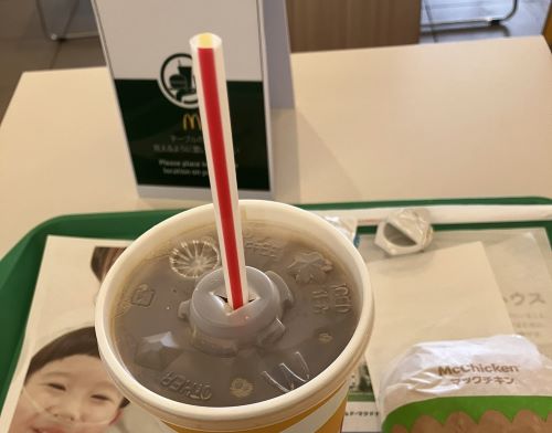 マクドナルド ストロー プラスチック 紙 方針変更に関連した画像-01