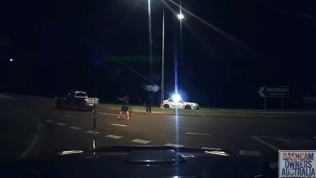 とんでもないドライブレコーダーの映像が話題に ドアが壊れた車から出てきた男達が喧嘩 急にハグ 警察の登場 そして衝撃の展開にｗｗｗｗｗ オレ的ゲーム速報 刃