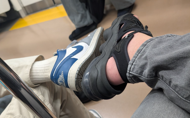 電車　隣　足組む　靴底　合わせるに関連した画像-01